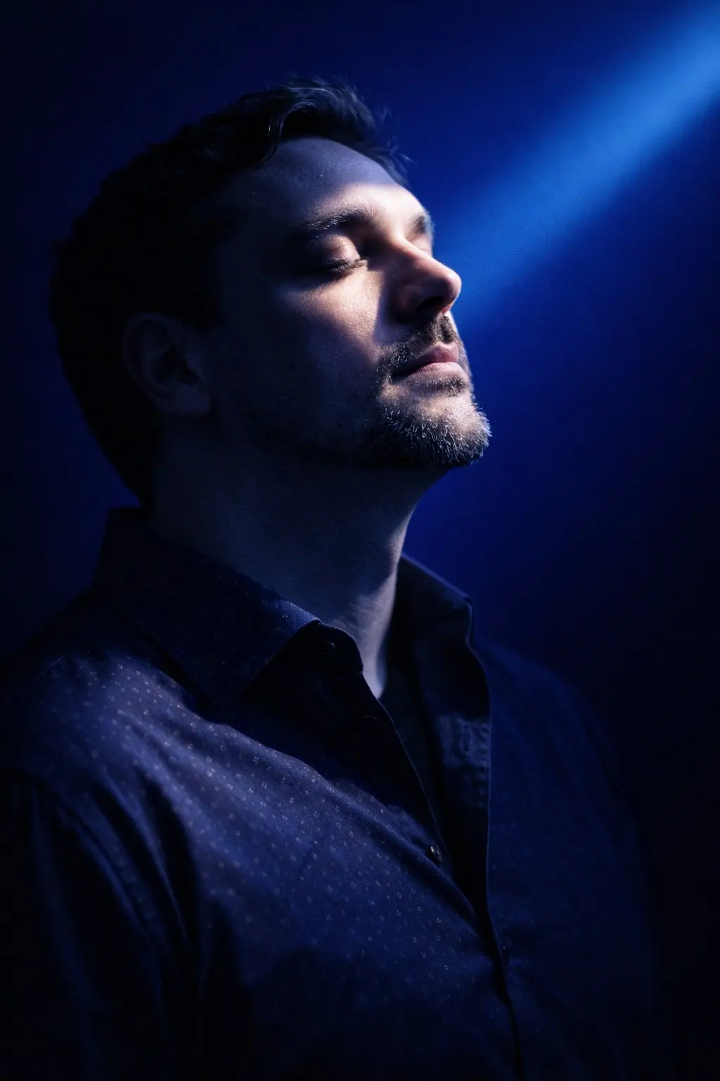 Gustavo Trevisan sob iluminação azul em um momento de reflexão
